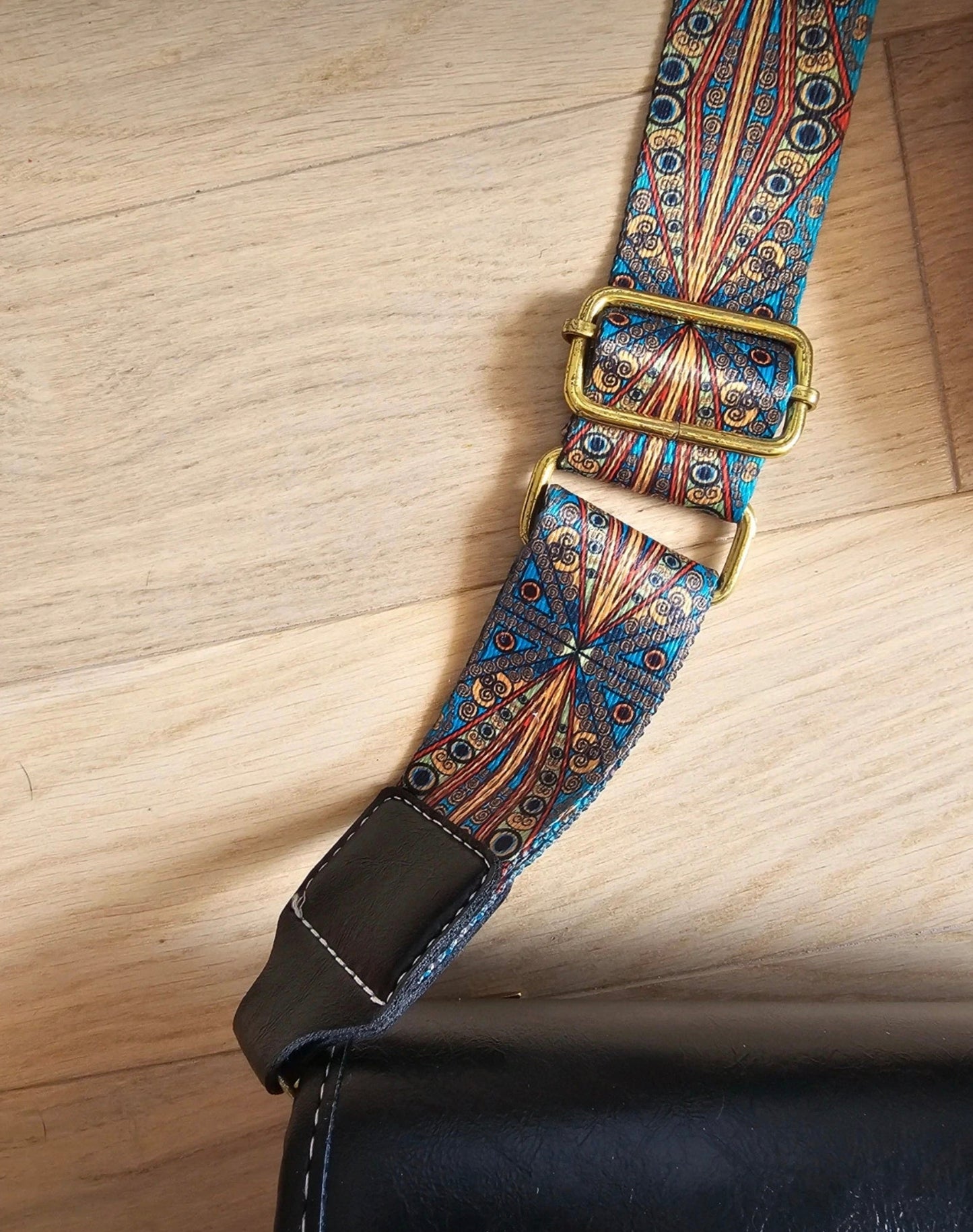 Sac bandoulière en cuir - sangle imprimée